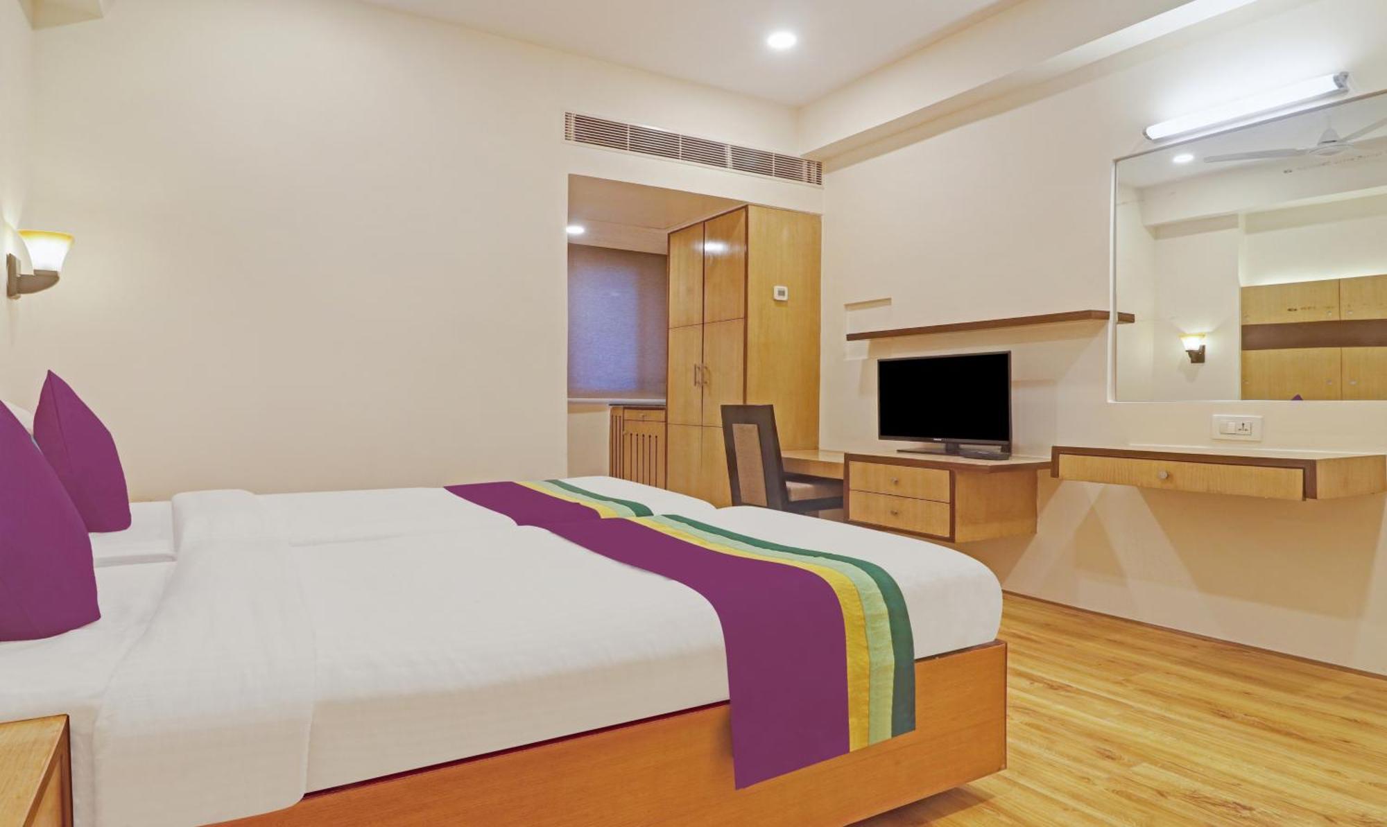 Treebo Premium Seven Lake View Хидерабад Екстериор снимка